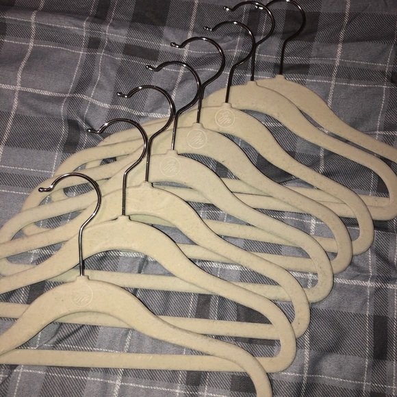 Pack of 8 cream/white kid hangers velvet material - Picture 6 of 8